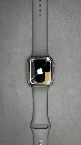 Apple Watch SE 44mm de T******d antes de la reparación de cristal digitalizador