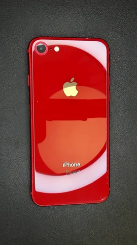 Foto tomada del Apple iPhone 8 de A*****o posterior a la reparación de tapa trasera y batería el 1 de Agosto de 2022