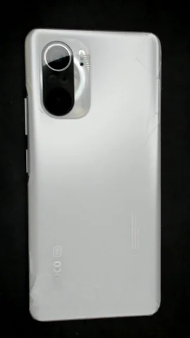 Xiaomi Poco F3 de M***a antes de la reparación de tapa trasera