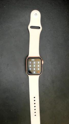 Foto tomada del Apple Watch SE 40mm de E****r posterior a la reparación de cristal (sólo cristal y no el digitalizador) el 3 de Agosto de 2022