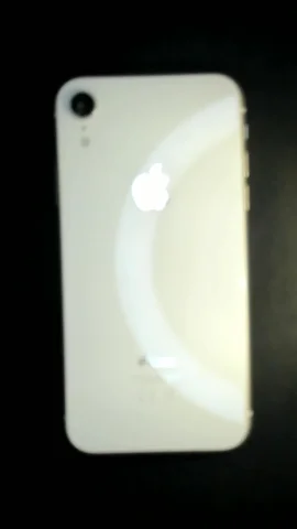 Apple iPhone XR de M***a antes de la reparación de lente de cámara trasera