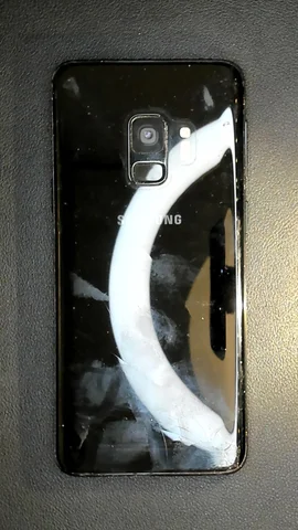 Samsung Galaxy S9 de E*****a antes de la reparación de batería y tapa trasera