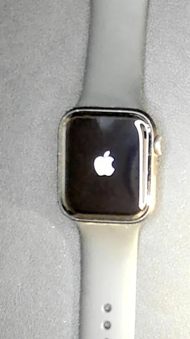 Foto tomada del Apple Watch SE 44mm de G*****l posterior a la reparación de cristal digitalizador el 29 de Agosto de 2022