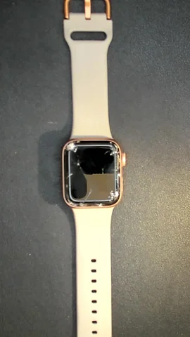 Apple Watch SE 40mm de J**é antes de la reparación de cristal (sólo cristal y no el digitalizador)