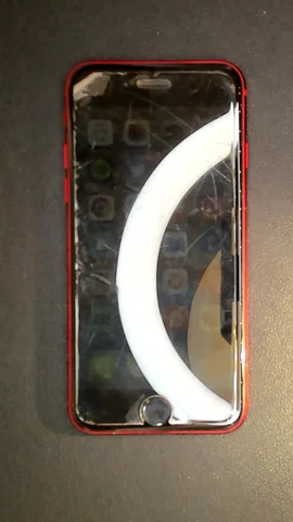 Apple iPhone SE (2020) de C****a antes de la reparación de auricular