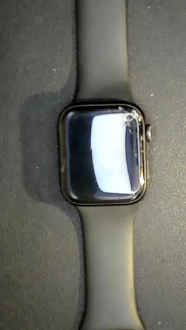 Apple Watch SE 44mm de B******n antes de la reparación de cristal digitalizador