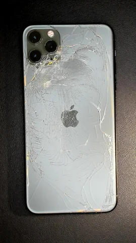 Apple iPhone 11 Pro Max de M****l antes de la reparación de tapa trasera