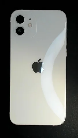 Foto tomada del Apple iPhone 12 de P**o posterior a la reparación de tapa trasera y lente de cámara trasera el 30 de Septiembre de 2022