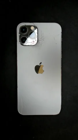 Apple iPhone 12 Pro de M****l antes de la reparación de tapa trasera