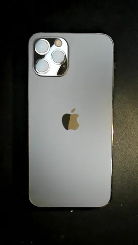 Foto tomada del Apple iPhone 12 Pro de M****l posterior a la reparación de tapa trasera el 3 de Octubre de 2022