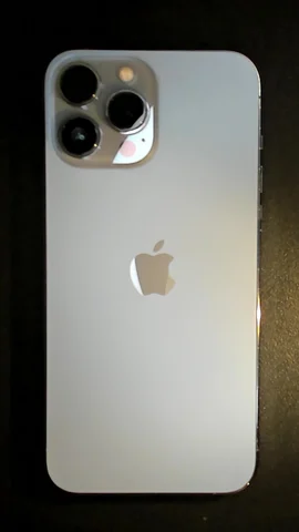 Foto tomada del Apple iPhone 13 Pro Max de A****l posterior a la reparación de lente de cámara trasera el 6 de Octubre de 2022