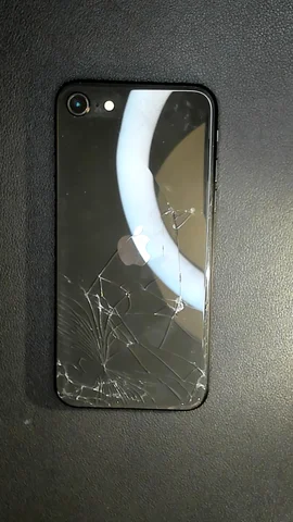 Apple iPhone SE (2020) de J**n antes de la reparación de tapa trasera