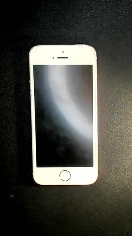 Apple iPhone SE de M****l antes de la reparación de batería