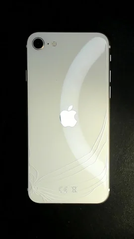 Apple iPhone SE (2020) de A*****o antes de la reparación de tapa trasera