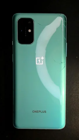 OnePlus 8T de M****a antes de la reparación de tapa trasera