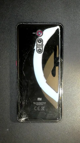 Xiaomi Mi 9T Pro de P***o antes de la reparación de cámara trasera y lente de cámara trasera