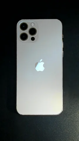 Foto tomada del Apple iPhone 12 Pro de R****a posterior a la reparación de pantalla y tapa trasera el 21 de Octubre de 2022