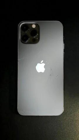 Apple iPhone 12 Pro de J**é antes de la reparación de tapa trasera y pantalla