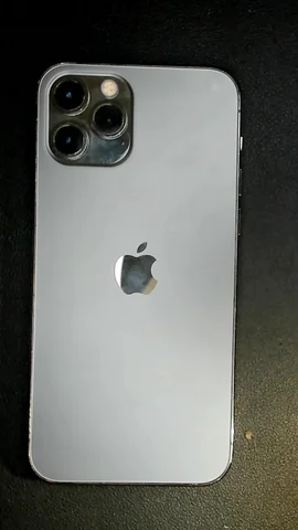 Foto tomada del Apple iPhone 12 Pro de J**é posterior a la reparación de tapa trasera y pantalla el 25 de Octubre de 2022