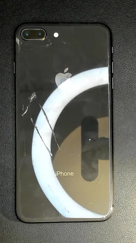 Apple iPhone 8 Plus de M****a antes de la reparación de tapa trasera