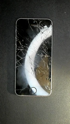 Apple iPhone SE de R***o antes de la reparación de pantalla