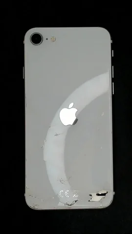 Apple iPhone SE (2020) de A*a antes de la reparación de tapa trasera