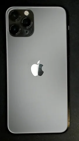 Apple iPhone 11 Pro de P******a antes de la reparación de lente de cámara trasera