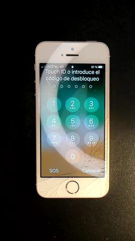 Apple iPhone SE de A*****o antes de la reparación de pantalla