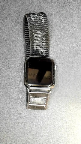 Foto tomada del Apple Watch SE 44mm de J****r posterior a la reparación de cristal (sólo cristal y no el digitalizador) el 25 de Noviembre de 2022