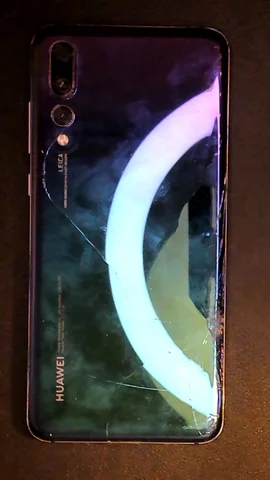 Huawei P20 Pro de M******s antes de la reparación de batería y tapa trasera