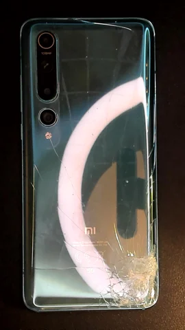 Xiaomi Mi 10 5G de A*****o antes de la reparación de tapa trasera