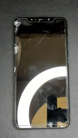 Xiaomi Pocophone F1 de J**e antes de la reparación de pantalla