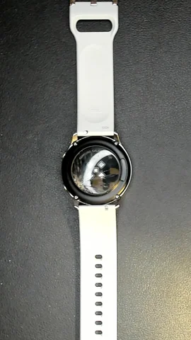 Samsung Galaxy Watch Active de P***a antes de la reparación de tapa trasera