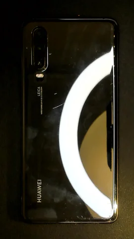 Huawei P30 de Á****o antes de la reparación de lente de cámara trasera