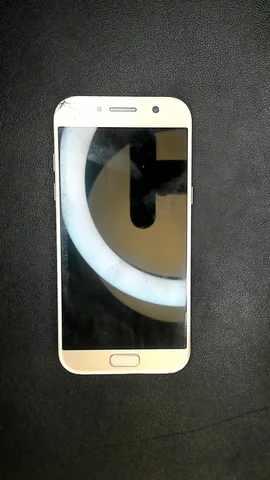 Samsung Galaxy A5 (2017) de S*****n antes de la reparación de pantalla