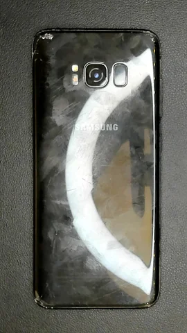 Samsung Galaxy S8 de J**n antes de la reparación de batería y tapa trasera