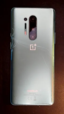 OnePlus 8 Pro de L**s antes de la reparación de tapa trasera