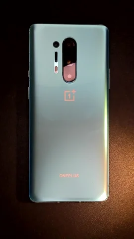 Foto tomada del OnePlus 8 Pro de L**s posterior a la reparación de tapa trasera el 2 de Enero de 2023