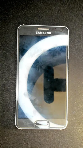 Samsung Galaxy Alpha de Á***l antes de la reparación de batería