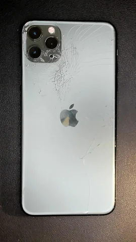 Apple iPhone 11 Pro Max de B****a antes de la reparación de tapa trasera