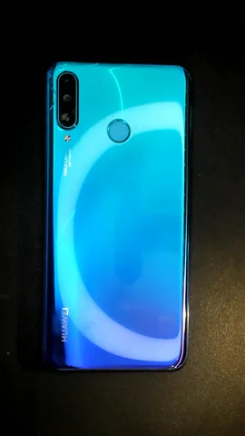 Huawei P30 lite de M****a antes de la reparación de lente de cámara trasera