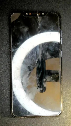 Xiaomi Pocophone F1 de J**é antes de la reparación de pantalla