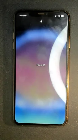 Apple iPhone XS Max de P***r antes de la reparación de auricular