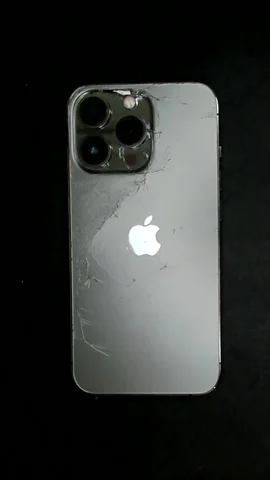 Apple iPhone 13 Pro de S**a antes de la reparación de tapa trasera