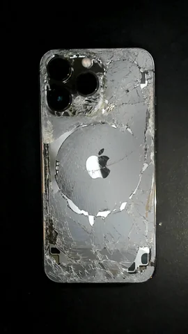 Apple iPhone 13 Pro de A*******o antes de la reparación de tapa trasera