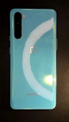 OnePlus Nord de J**é antes de la reparación de tapa trasera