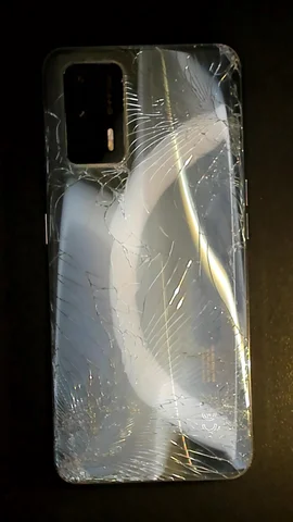 Realme GT 5G de G*******o antes de la reparación de tapa trasera