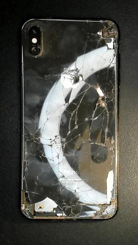 Apple iPhone XS Max de M***a antes de la reparación de cámara trasera y lente de cámara trasera