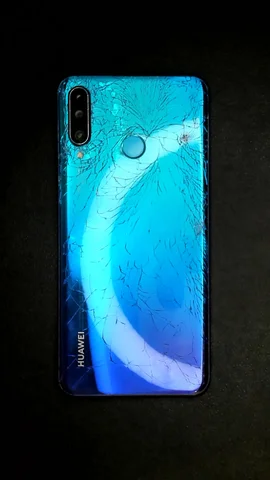 Huawei P30 lite de A***l antes de la reparación de pantalla y tapa trasera