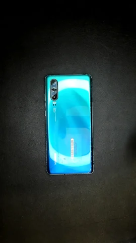 Huawei P30 de I*****o antes de la reparación de lente de cámara trasera